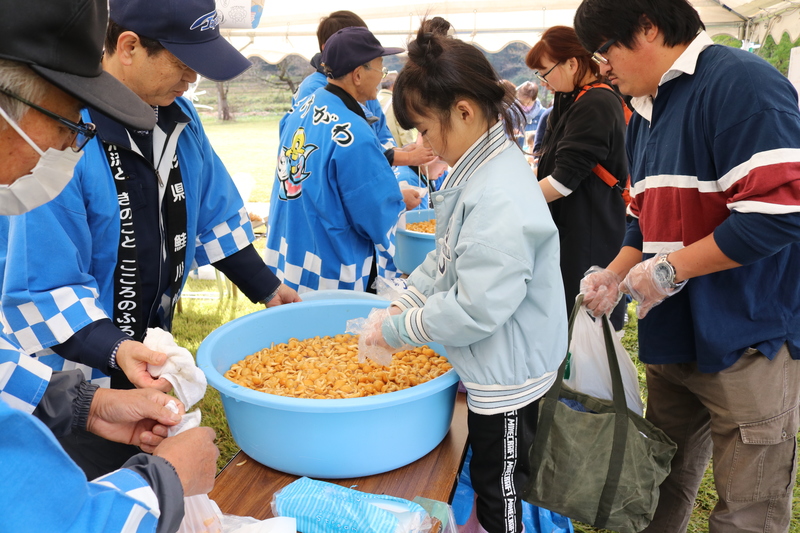 なめこのつかみどりの様子